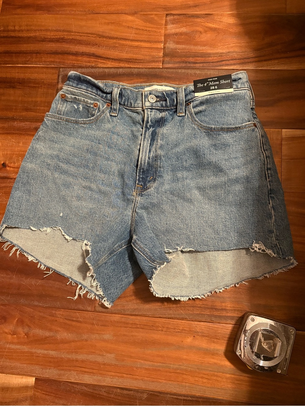 NWT Abercrombie Curve Love High Rise 4” Mom Jean Shorts 28/6 Distressed (499)